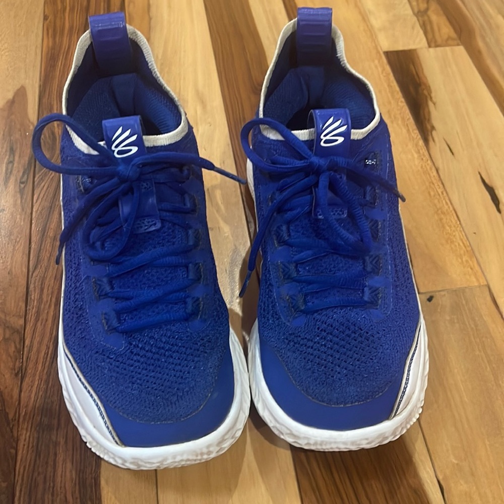 Boys under Armour curry flow sneakers size 5 1/2